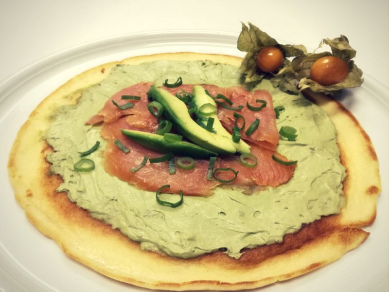 Matcha Rezept von Matcha Magic - Matcha Creme für herzhafte Pfannkuchen mit Räucherlachs und Avocado