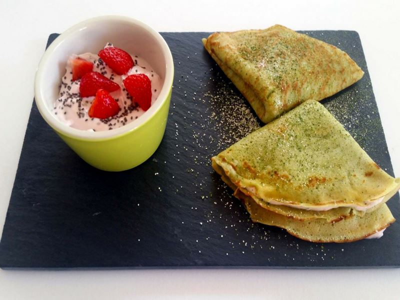 Matcha Rezept für französiche Matcha Pfannkuchen mit Erdbeerquark und Chia Samenaus dem Matcha Magic Blog