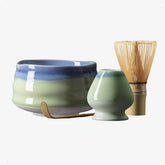 Matcha Set Ao mit Matcha Schale und Besenhalter in blau und gruen, Matcha Bambusbesen und Matcha Bambuslöffel